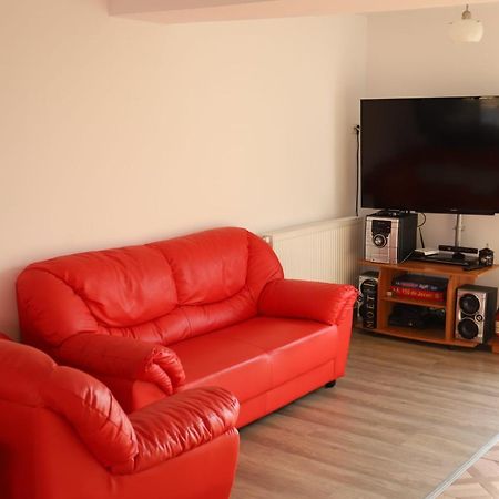 Upstairs Residence Тыргу-Жиу Экстерьер фото