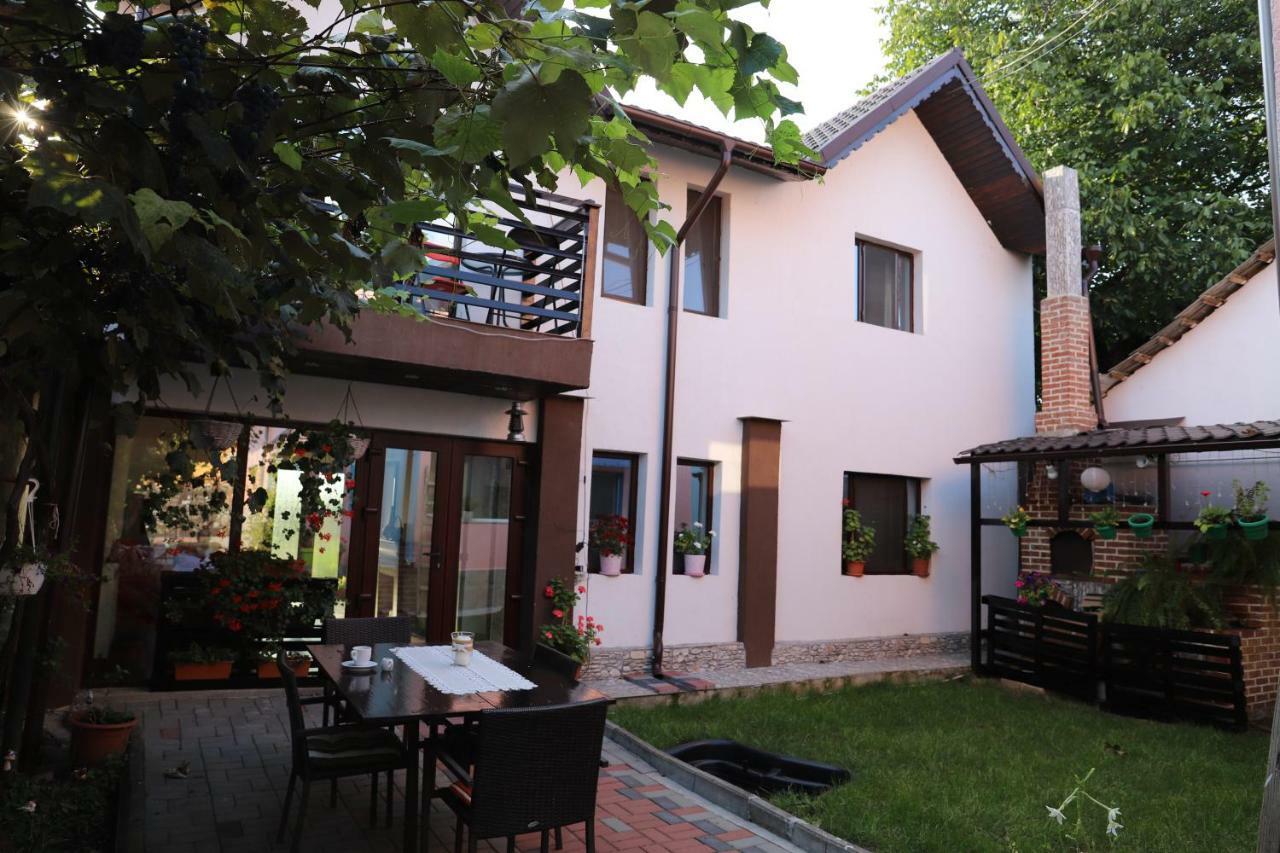 Upstairs Residence Тыргу-Жиу Экстерьер фото