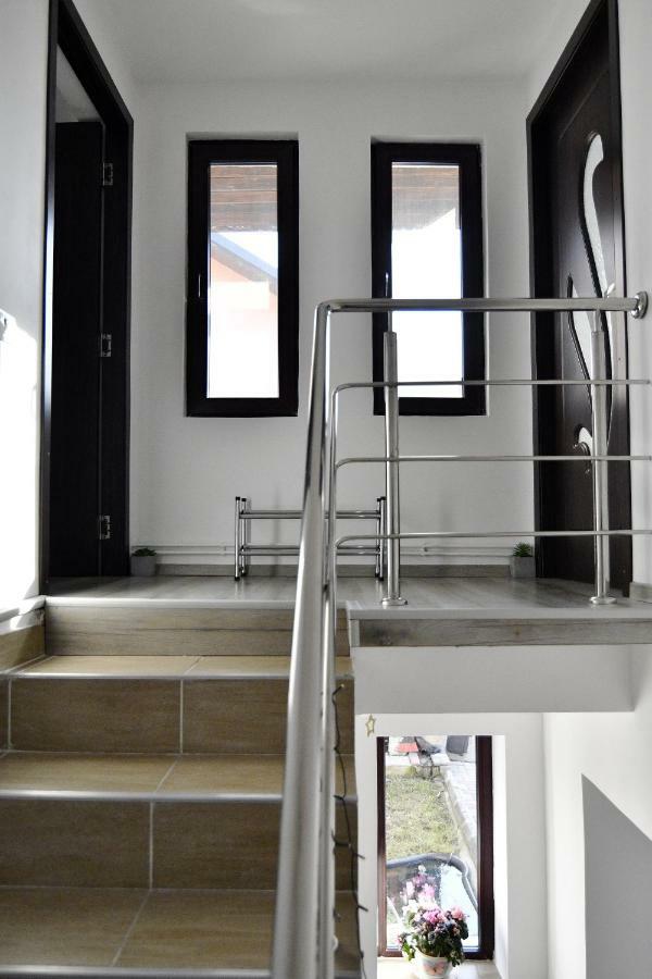Upstairs Residence Тыргу-Жиу Экстерьер фото